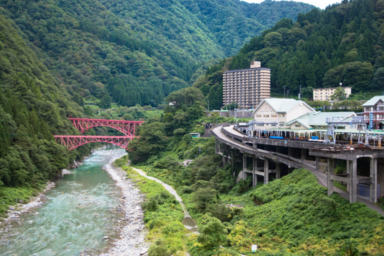 ひとり旅にぴったりな北陸の温泉地3選